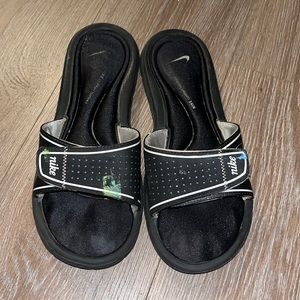 Nike slides black